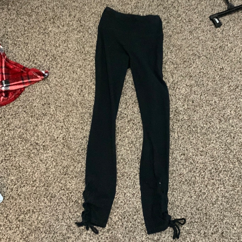 Hollister Leggings Ultra High-Rise Size XXS. Ties at the bottom of the leggings